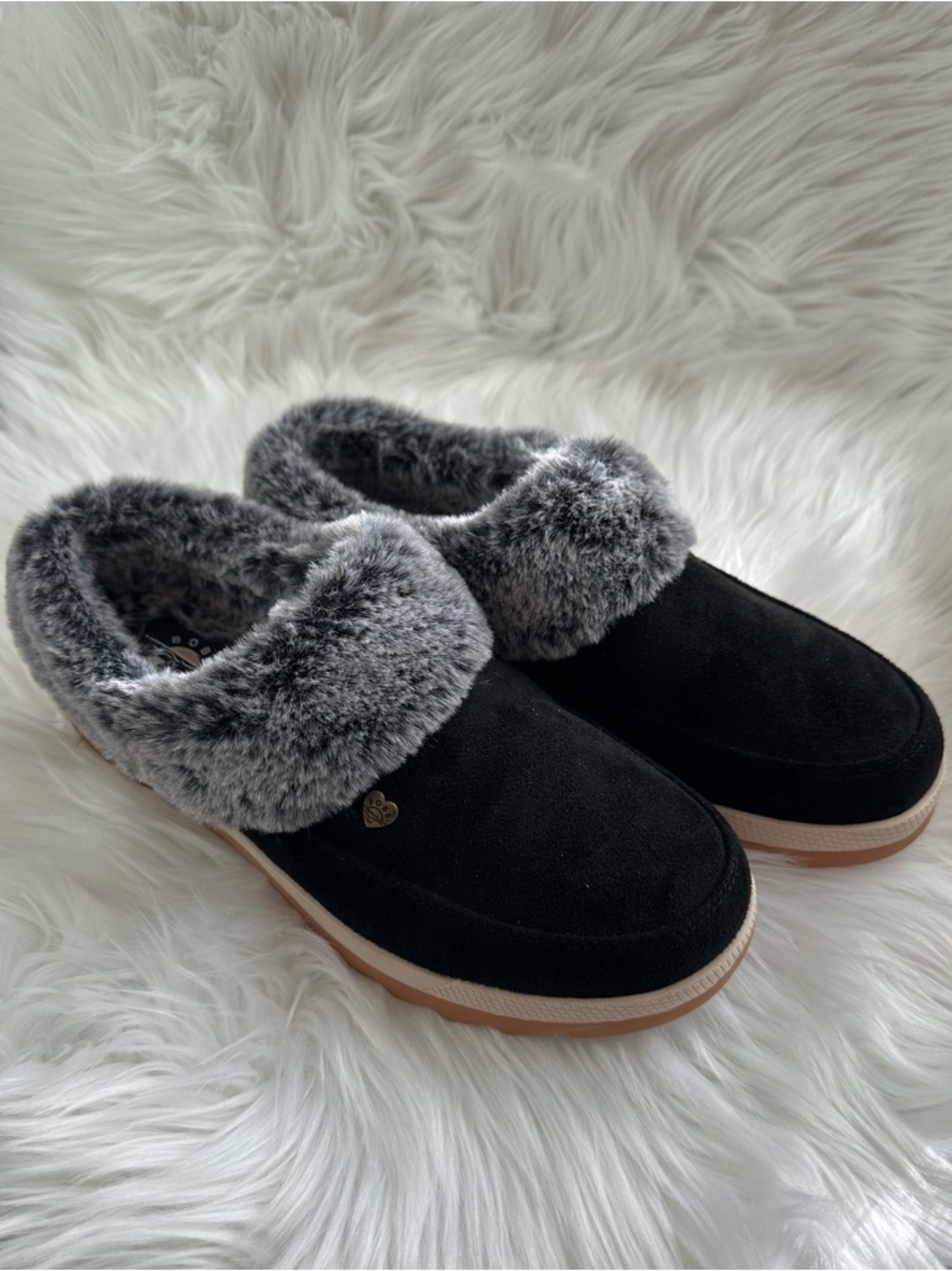 NWOT BOBS Skechers Black Slip-On Slippers w/Gray Faux Fur Trim Cozy Chill Sz 9.5